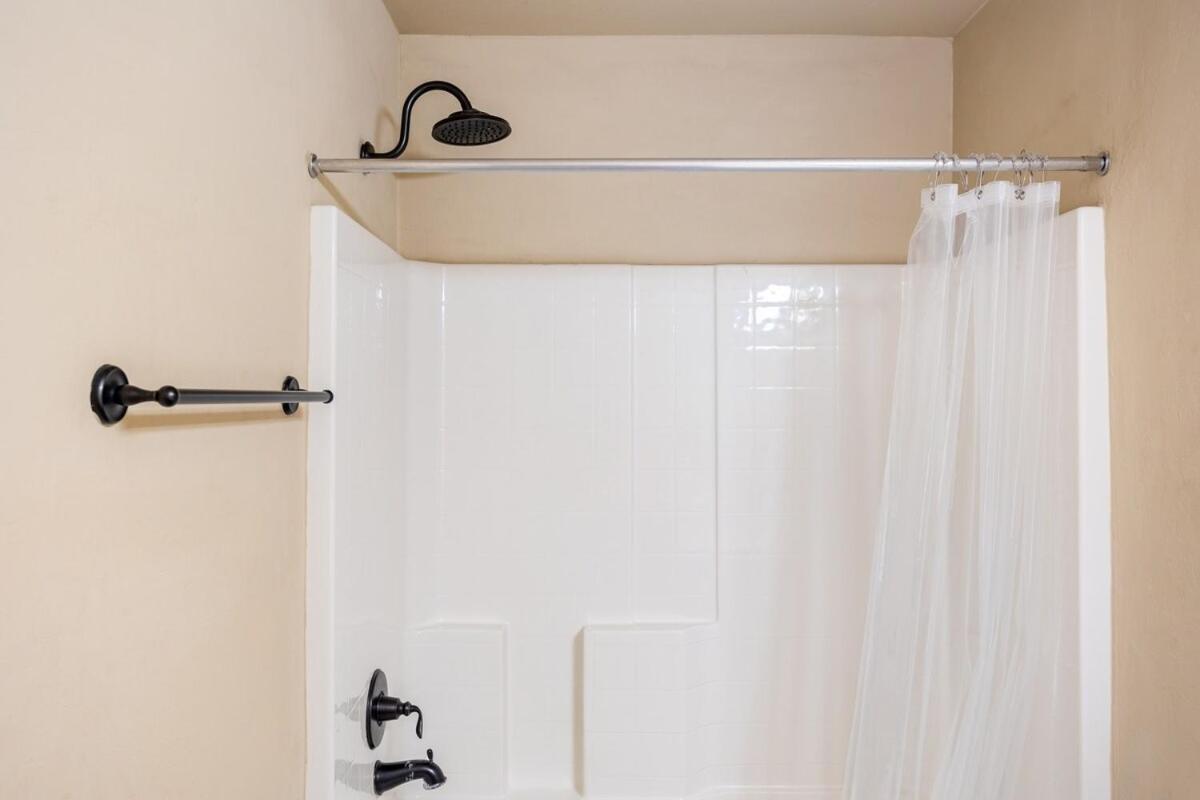 Villa Cheerful 3 Bdrm Space, 2 Bath!. Gotta It! Oklahoma City