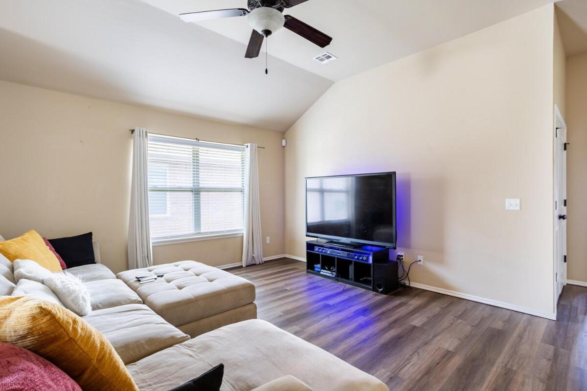 Villa Cheerful 3 Bdrm Space, 2 Bath!. Gotta It! *