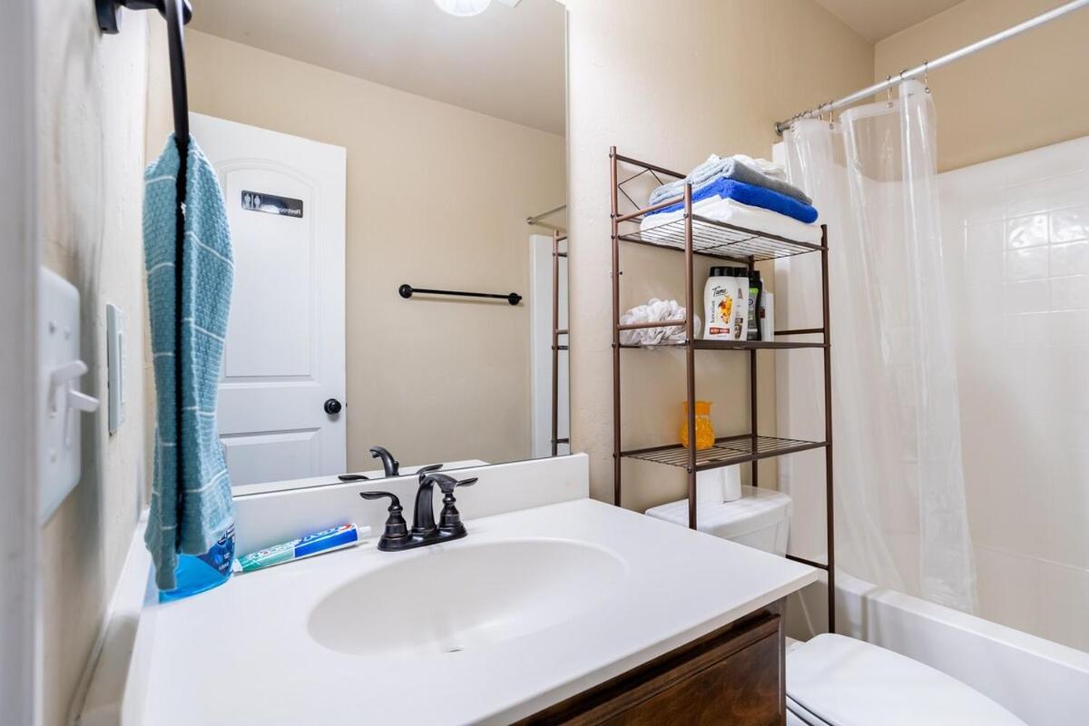 Cheerful 3 Bdrm Space, 2 Bath!. Gotta It! Villa Oklahoma City