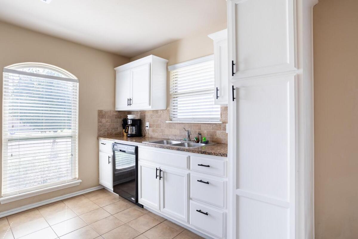 Cheerful 3 Bdrm Space, 2 Bath!. Gotta It! Oklahoma City