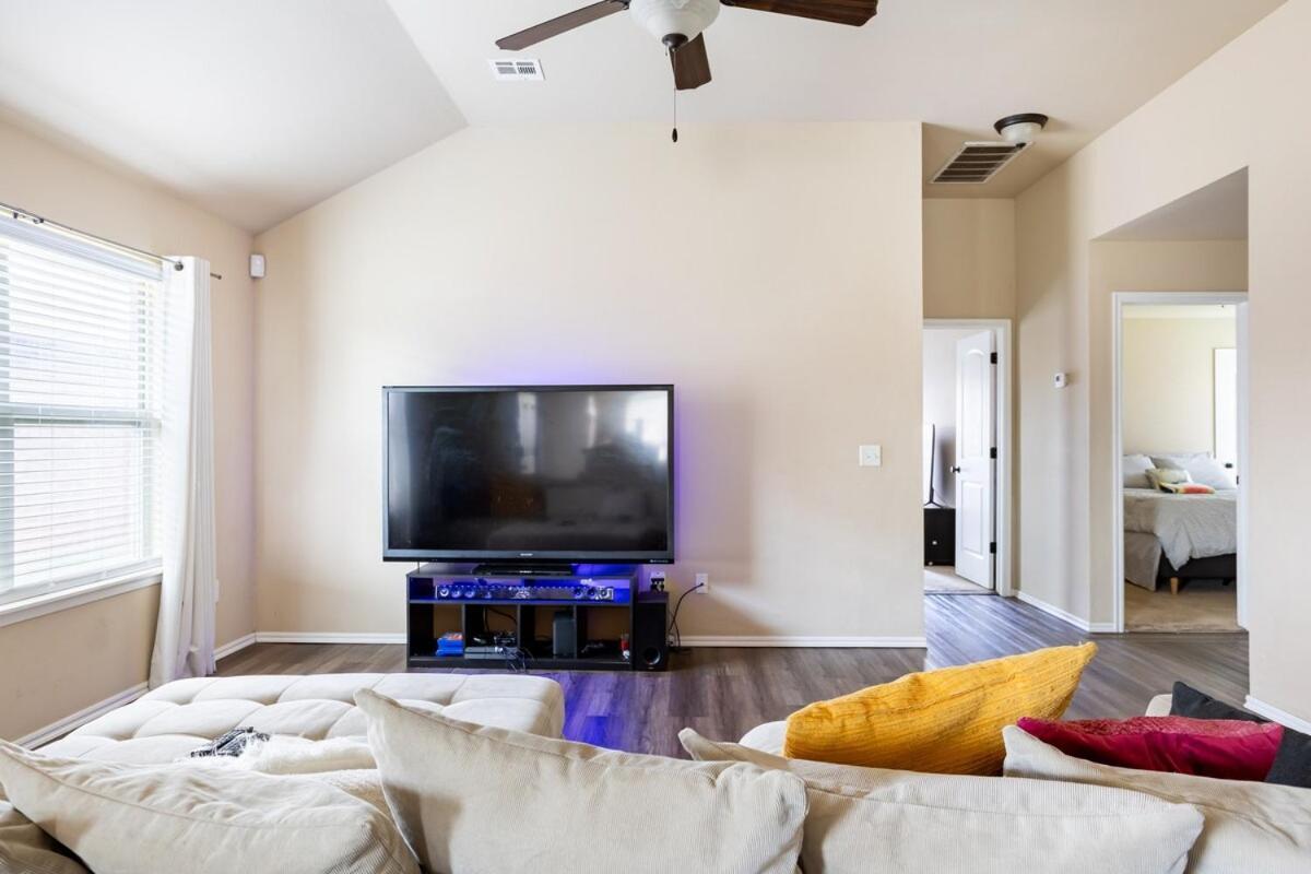 Villa Cheerful 3 Bdrm Space, 2 Bath!. Gotta It!