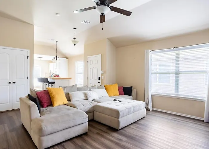 Cheerful 3 Bdrm Space, 2 Bath!. You Gotta Love It!