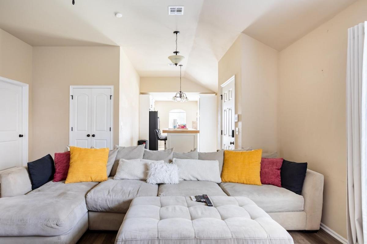 Cheerful 3 Bdrm Space, 2 Bath!. Gotta It! Villa