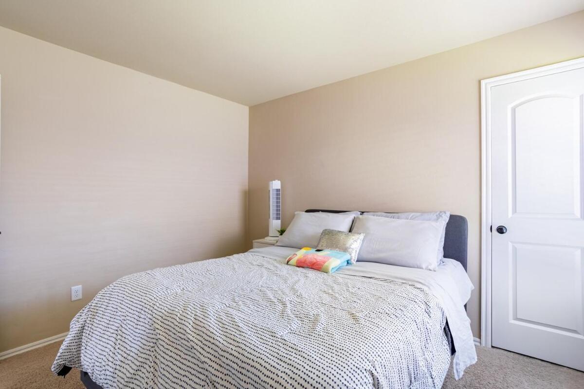 Villa Cheerful 3 Bdrm Space, 2 Bath!. Gotta It! Oklahoma City