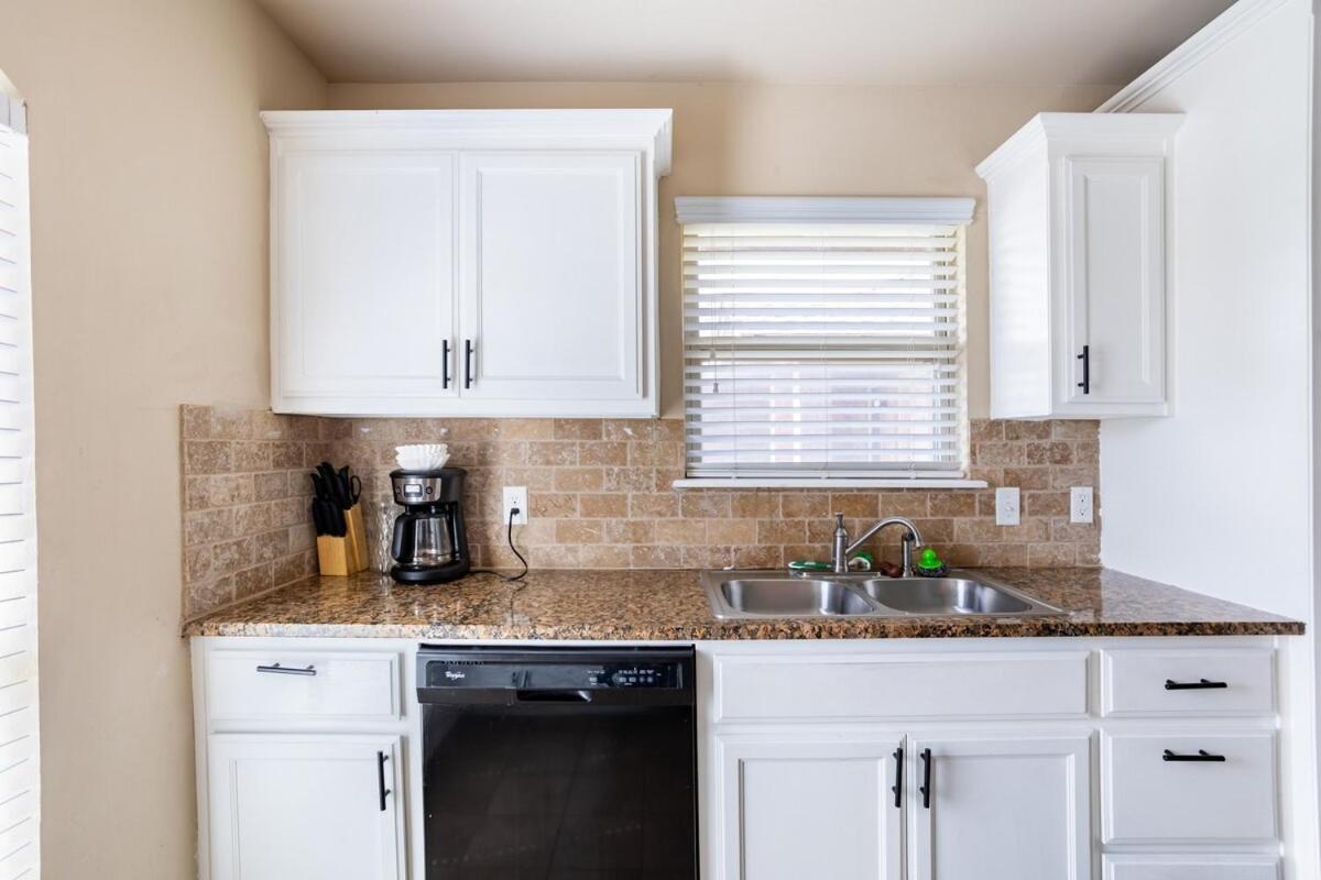 Cheerful 3 Bdrm Space, 2 Bath!. Gotta It! Villa