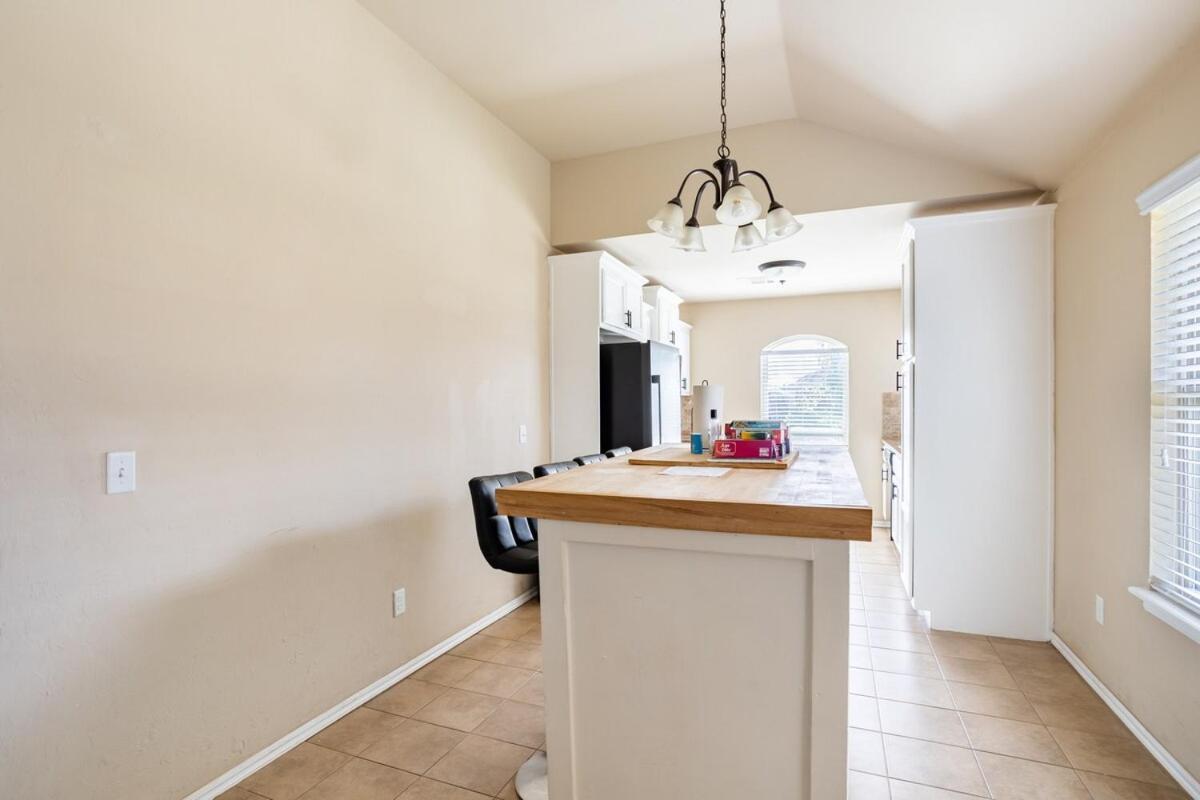 Villa Cheerful 3 Bdrm Space, 2 Bath!. Gotta It! Oklahoma City