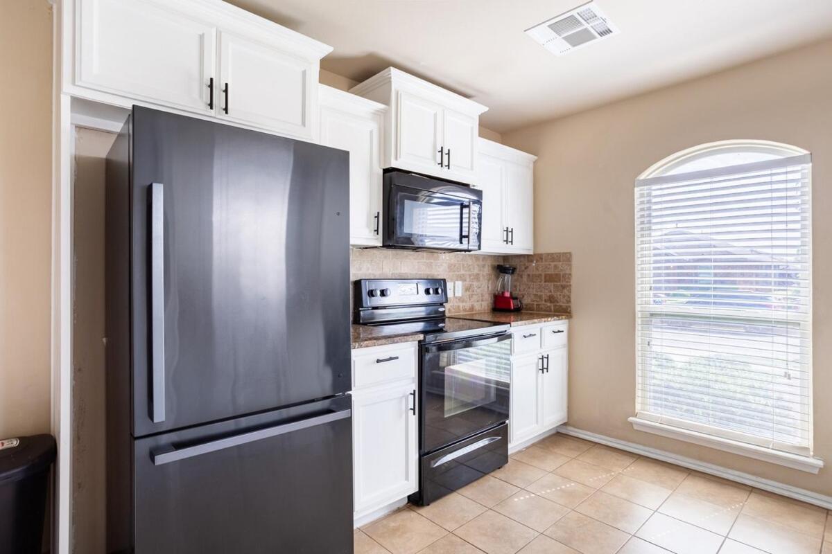Cheerful 3 Bdrm Space, 2 Bath!. Gotta It! * Oklahoma City